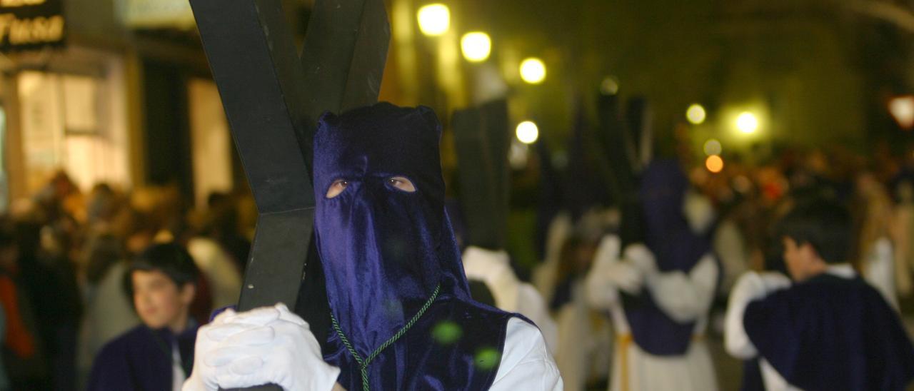 Un penitente en el Martes Santo cacereño.