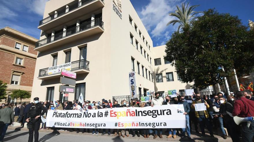 Protesta frente a Delegación del Gobierno, ayer.