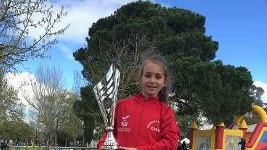 Natalia Rivas, con su trofeo.