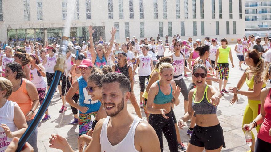 Los participantes en el &#039;Zumbathon&#039; este domingo en Benidorm.