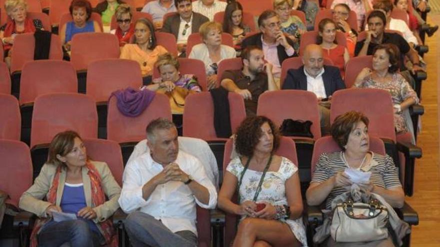 Imagen de la asamblea del PSOE local celebrada ayer. / carlos pardellas