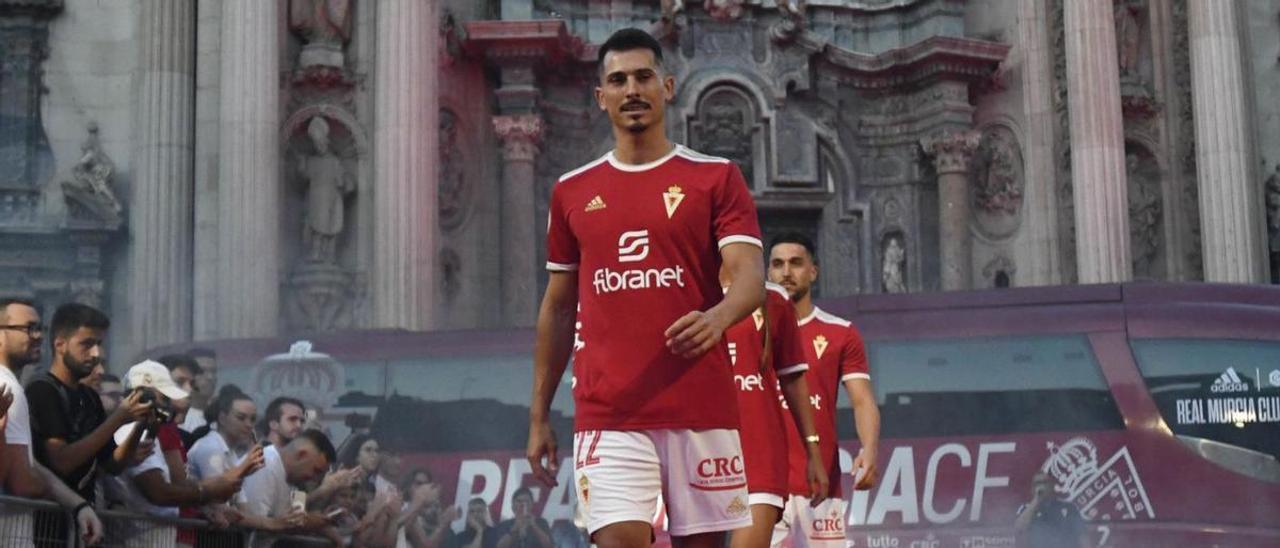 Las nuevas camisetas del Real Murcia renuevan la ilusión en la Catedral -  La Opinión de Murcia