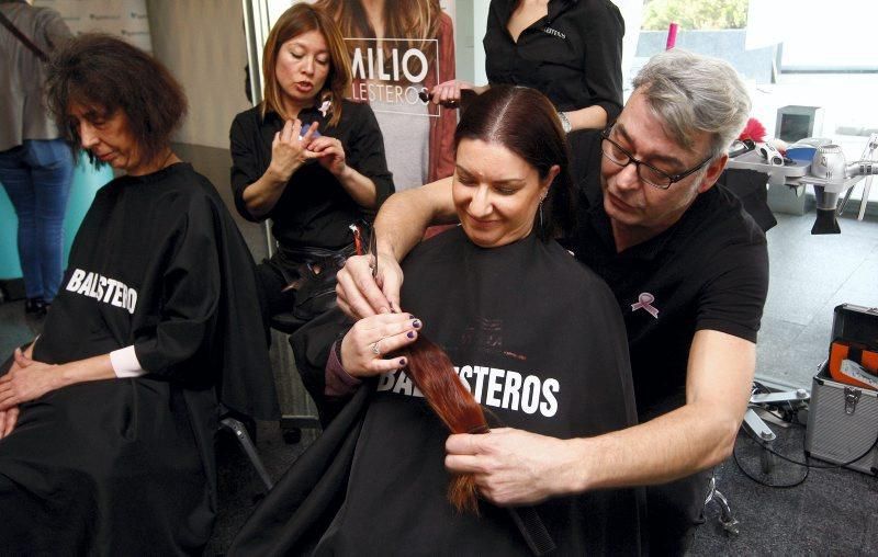 Más de 70 mujeres se cortan el pelo en la Quirón para sumarse a la lucha contra el cáncer