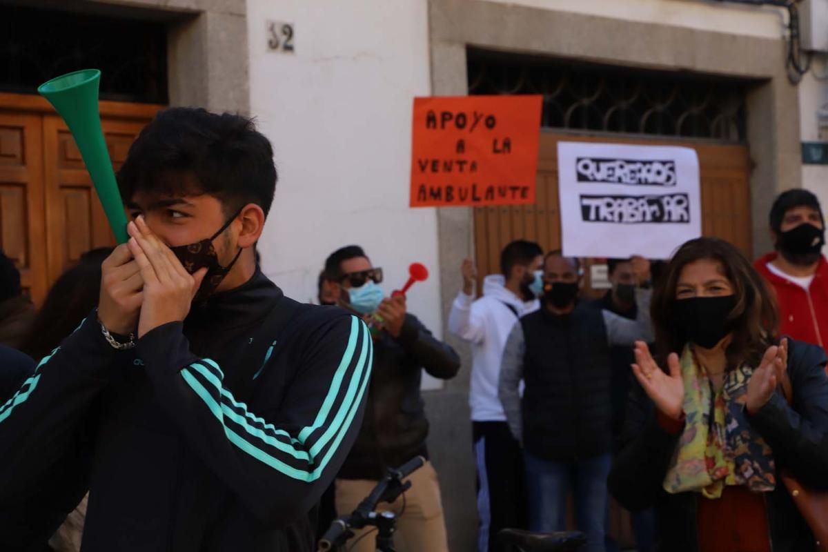 El comercio ambulante protesta ante el Ayuntamiento por el cierre de los mercadillos