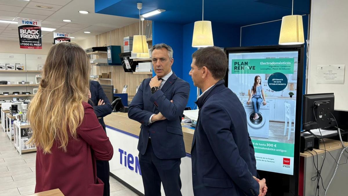 El consejero de Medio Ambiente, Agricultura e Interior de la Comunidad de Madrid, Carlos Novillo, durante la presentación del Plan Renove de Electrodomésticos