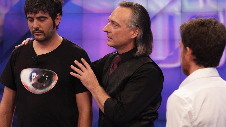 Jeff Toussaint hipnotizando a David Muñoz, de &quot;Estopa&quot;, en el programa &quot;El Hormiguero&quot;.