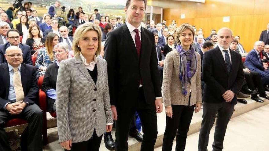 Tejerina (segunda, derecha) posa con Salgueiro y miembros de la Federación del Vino.