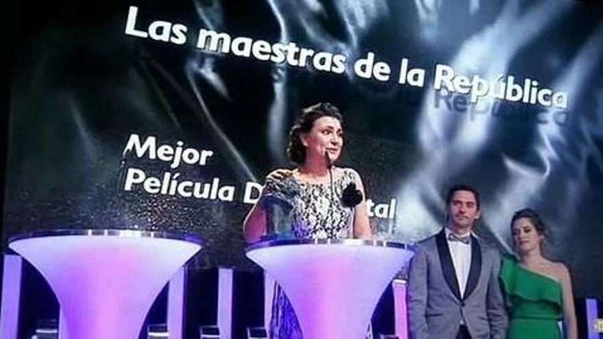 Pilar Pérez Solano, en su discurso, junto a Paco y María León.