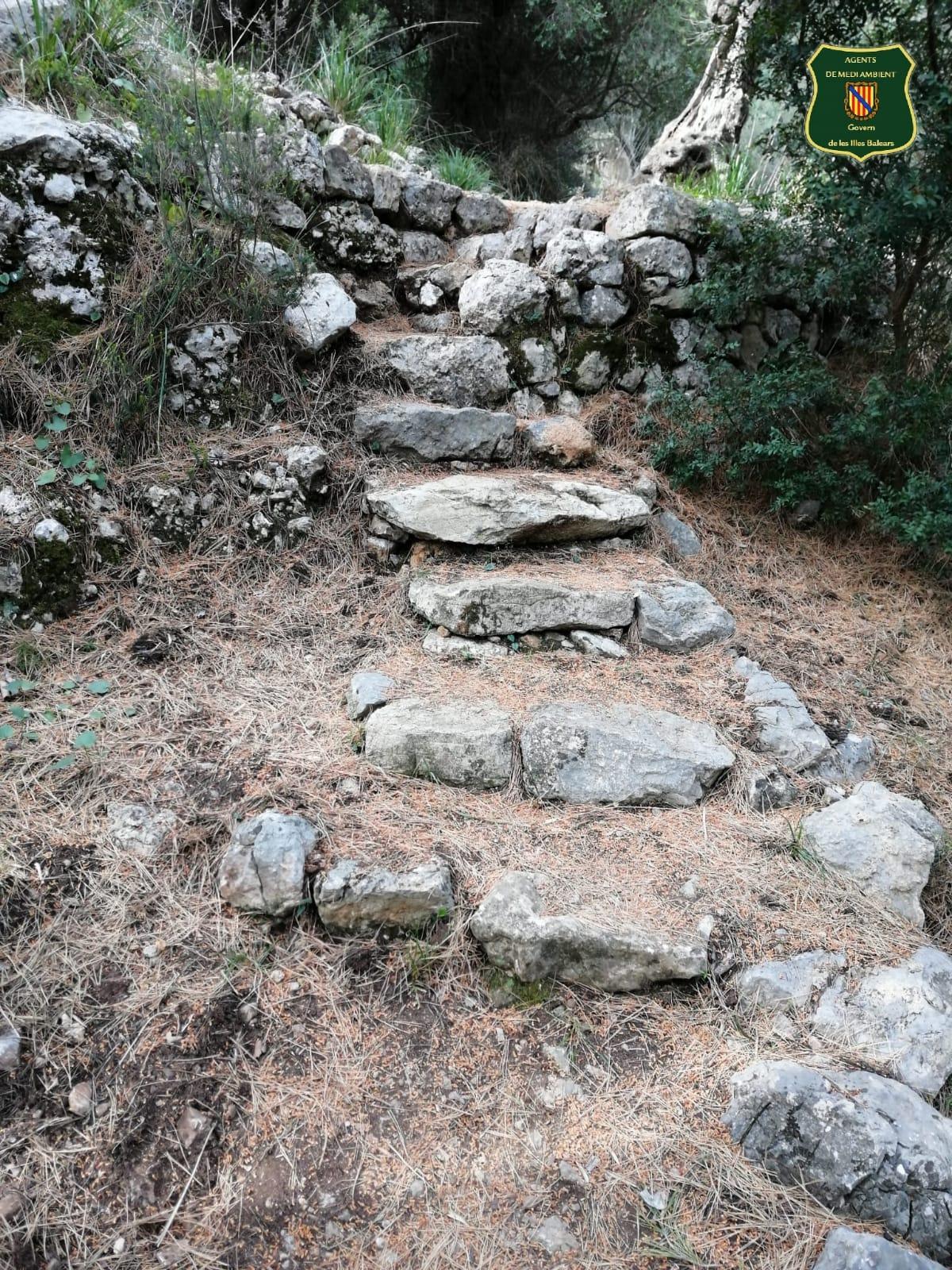 El camino desviado por los propietarios de la finca.