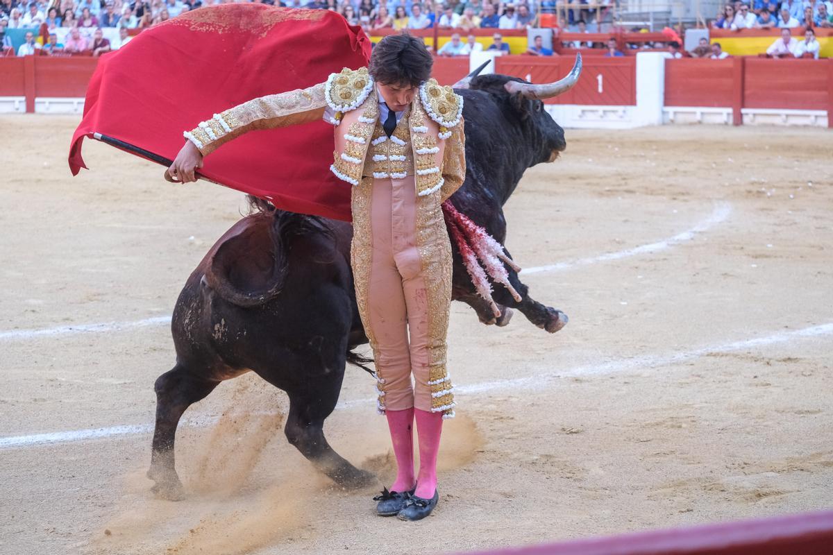 Roca Rey en plena faena en la Feria de Hogueras de 2022.