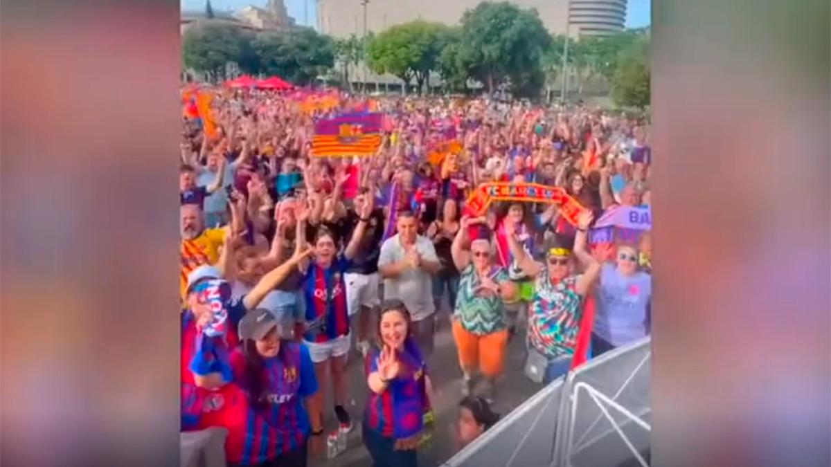 ¡No cabe ni un alfiler! Los aficionados culés se concentran en Plaza Catalunya para vivir la final de Champions