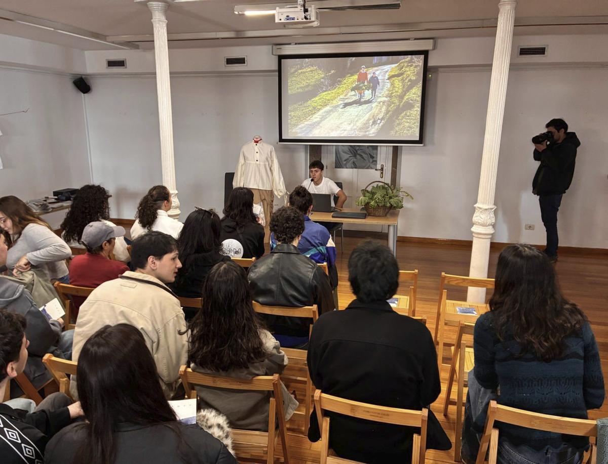 Un instante de la presentación del álbum «Campo», ayer, en el Museo Municipal de Lalín. | BERNABÉ