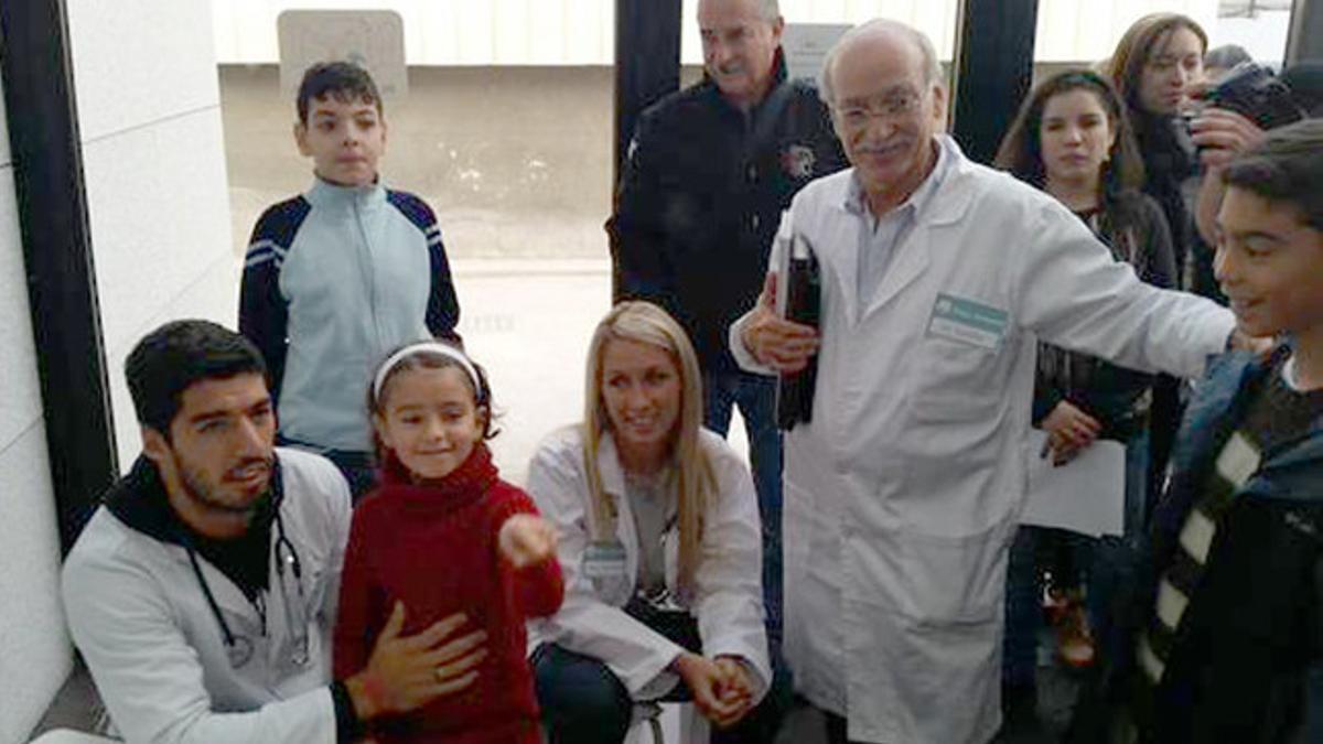 Suárez y Sofía visitaron a los niños