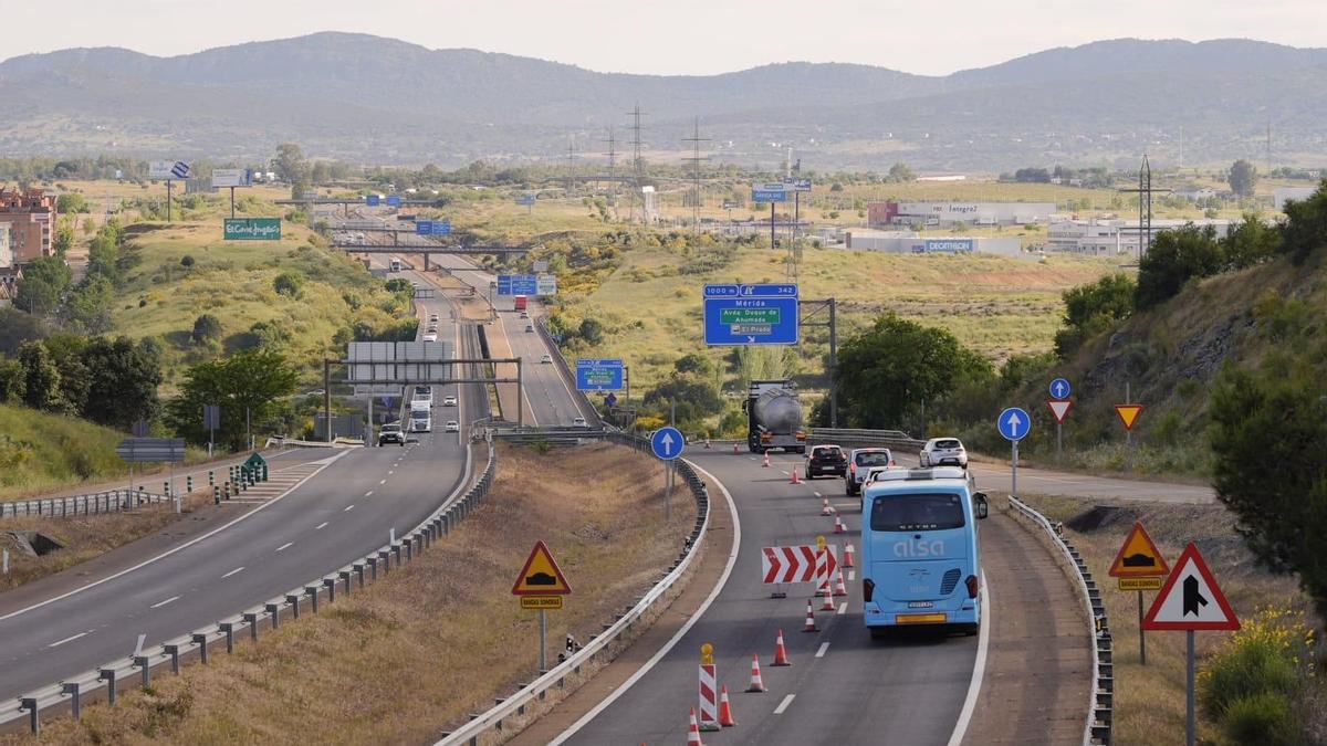 Las obras en el puente de la autovía provocan atascos en dirección a Badajoz.