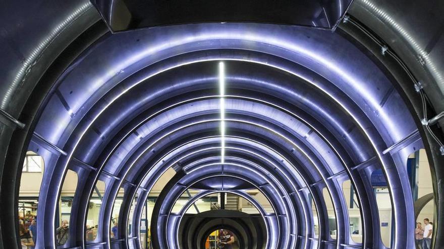 Interior del fuselaje de un avión en la factoría de M. Torres.