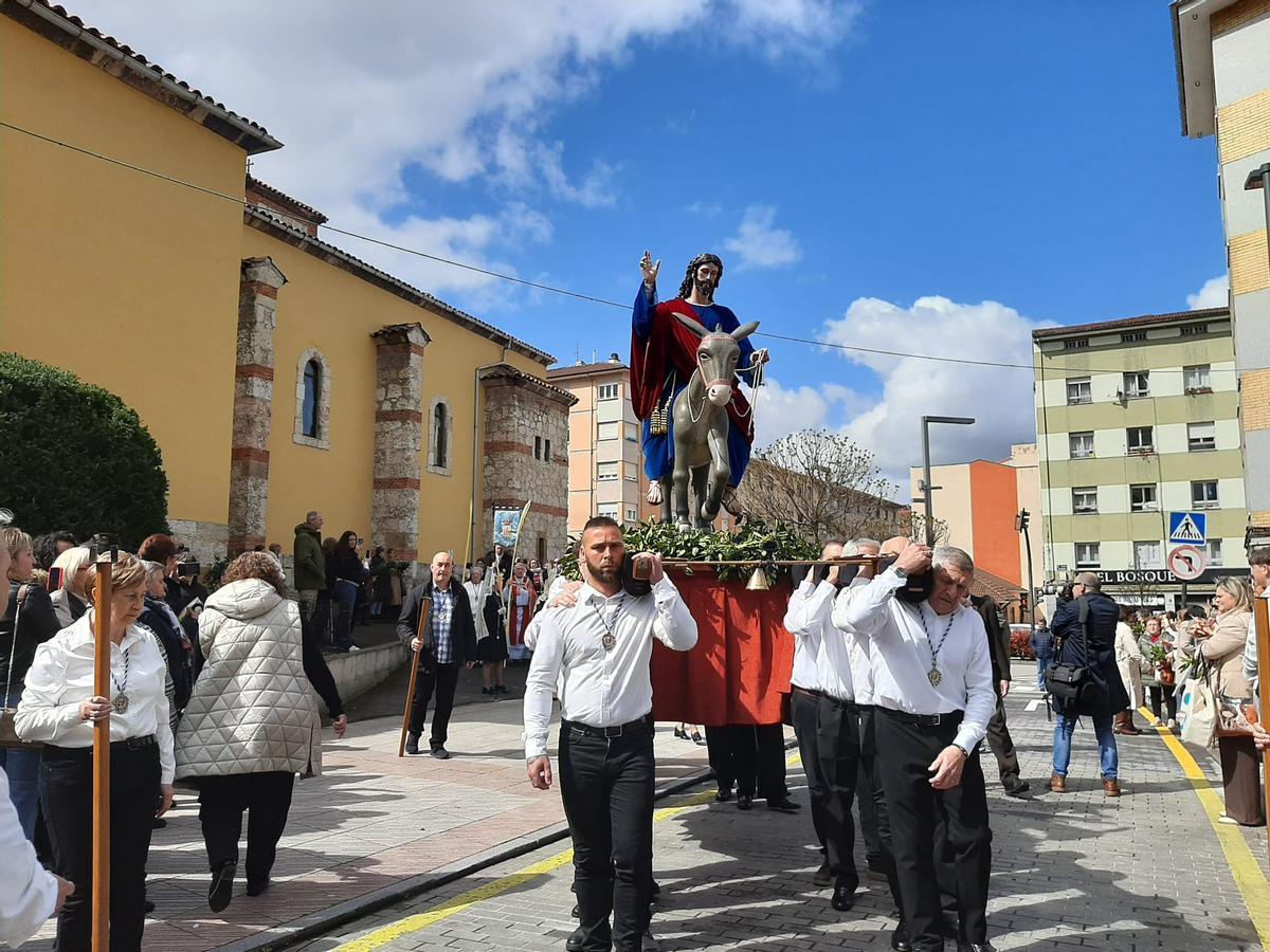 El paso s la salida de la iglesia parroquial