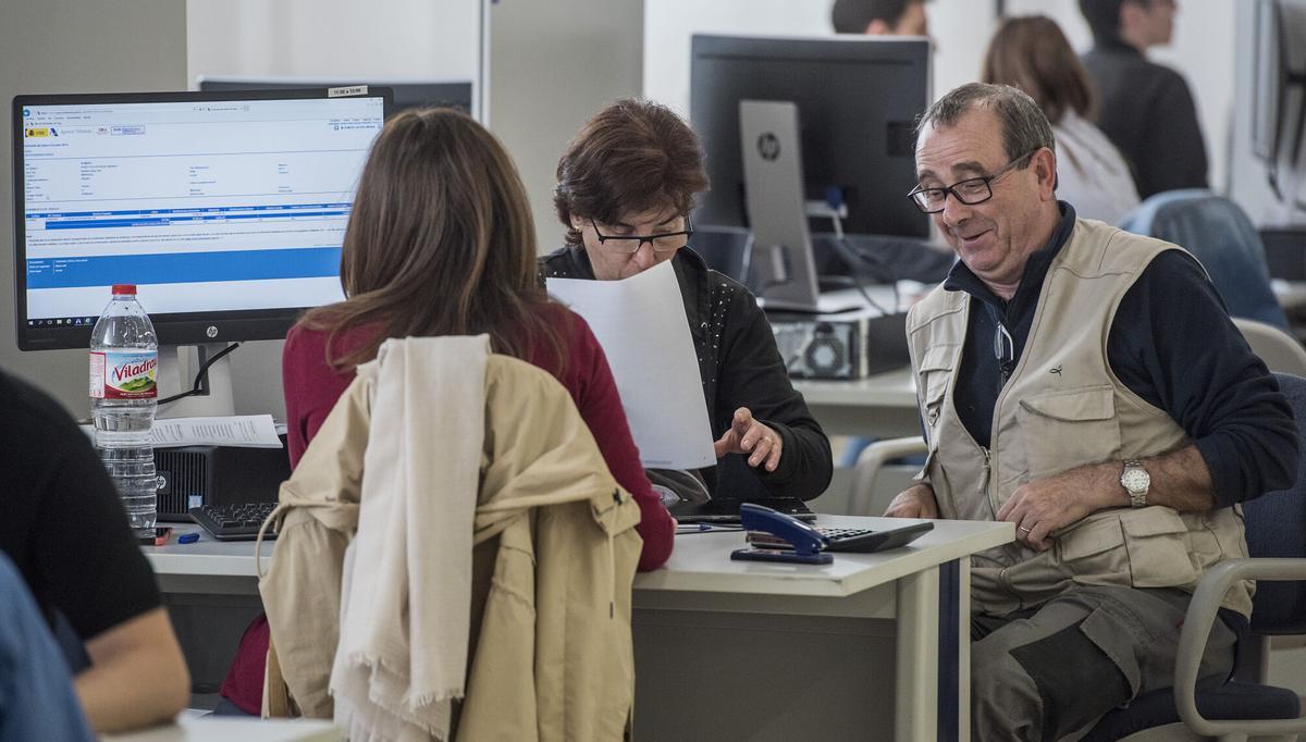 Imagen de archivo de ciudadanos jubilados haciendo la declaración de la renta en la Agencia Tributaria.