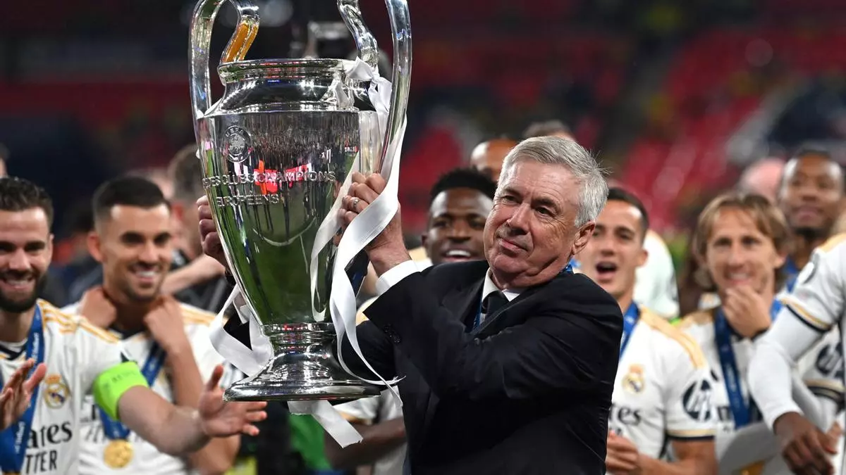 Ancelotti y el Real Madrid se llevan los premios al entrenador y el mejor club del año... pero no lo recogen por el plantón de Vinicius