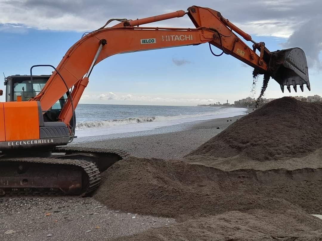 Reparación de las playas en Torre del Mar.