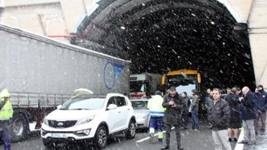 Desenes de conductors, atrapats al túnel del Bruc