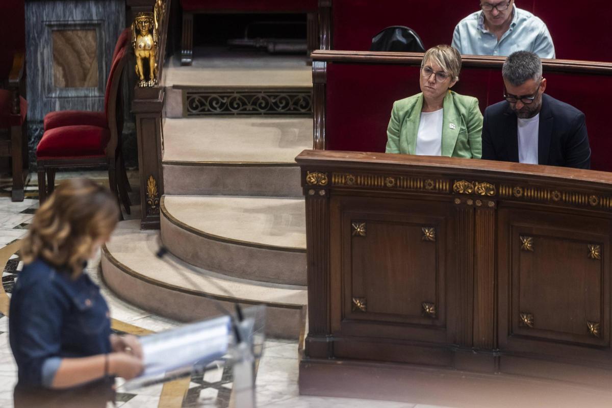 Papi Robles escucha a María José Catalá en un pleno municipal de València.