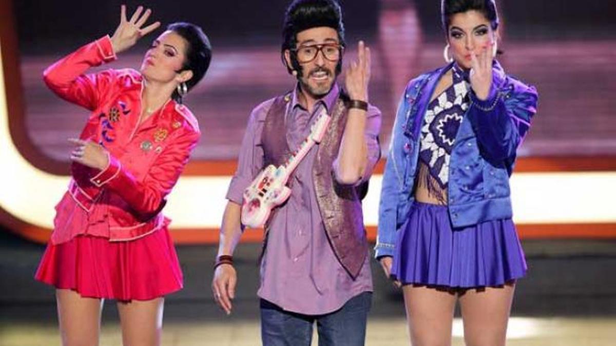 Rodolfo Chikilicuatre, representante español en 2008, junto a sus bailarinas, Disco y Gráfica.