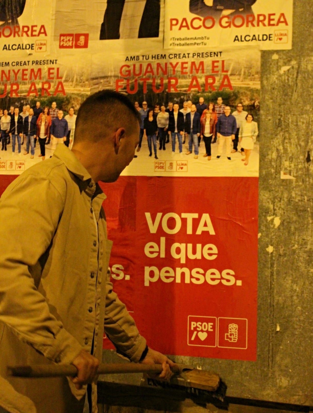 Noche de cuelga de carteles electorales en Camp de Túria