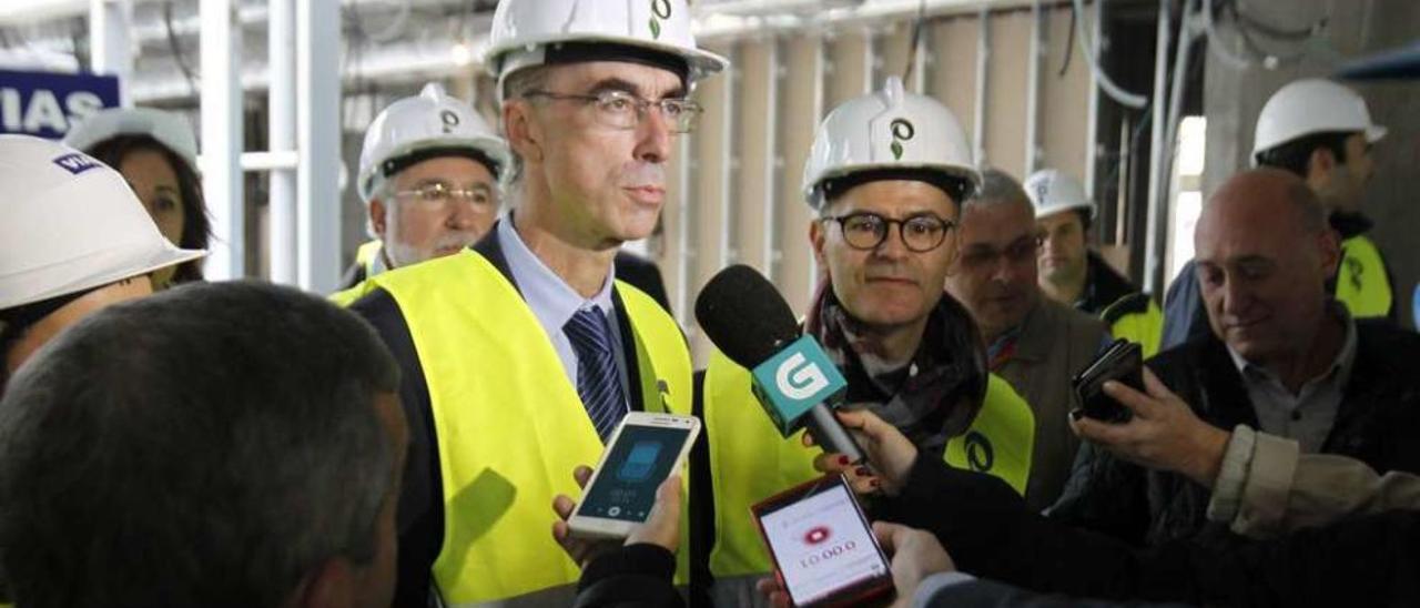 El conselleiro de Sanidade, Vázquez Almuiña, y el alcalde, Jesús Vázquez, en la visita al futuro centro de salud de O Couto. // Jesús Regal