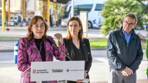 La consellera de Territori de la Generalitat, Sílvia Paneque, y la alcaldesa de Reus, Sandra Guaita, durante la firma del protocolo de colaboración para la nueva estación de autobuses de la capital del Baix Camp.