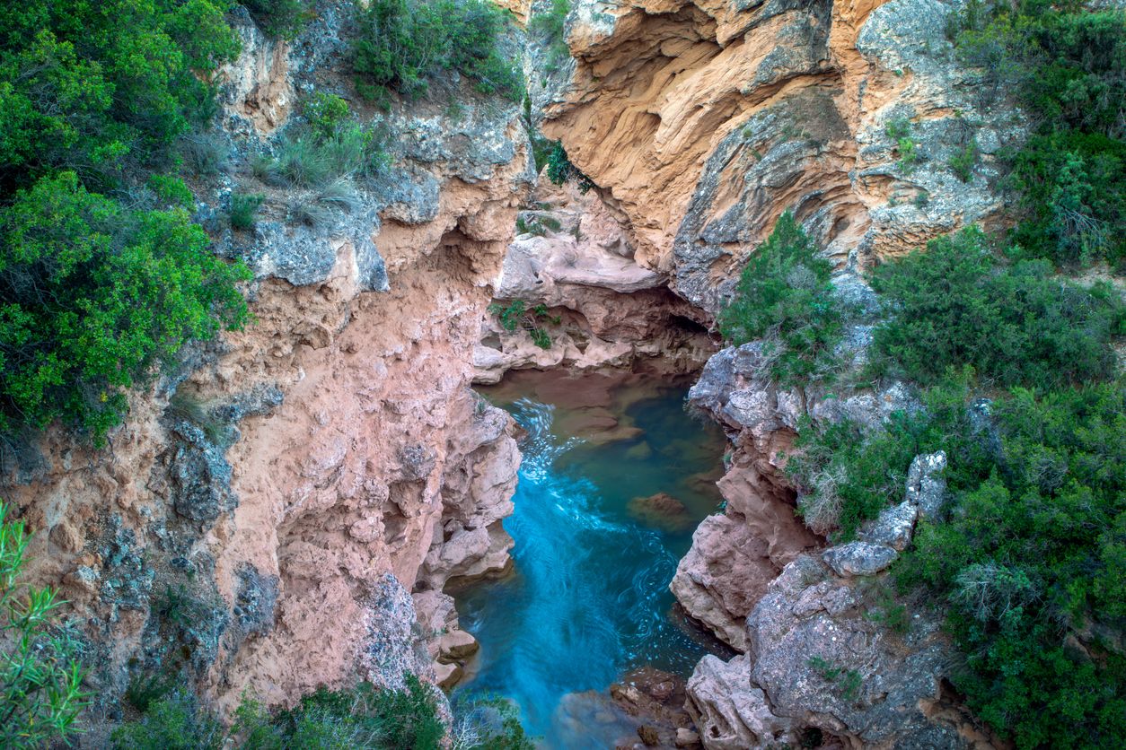 A pocos kilómetros del embalse de Contreras se encuentra el Parque Natural de las Hoces del Cabriel.