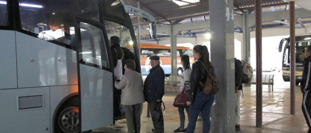 Pasajeros subiendo a un autobús en la estación de Xàtiva. | PARDO MARTÍ