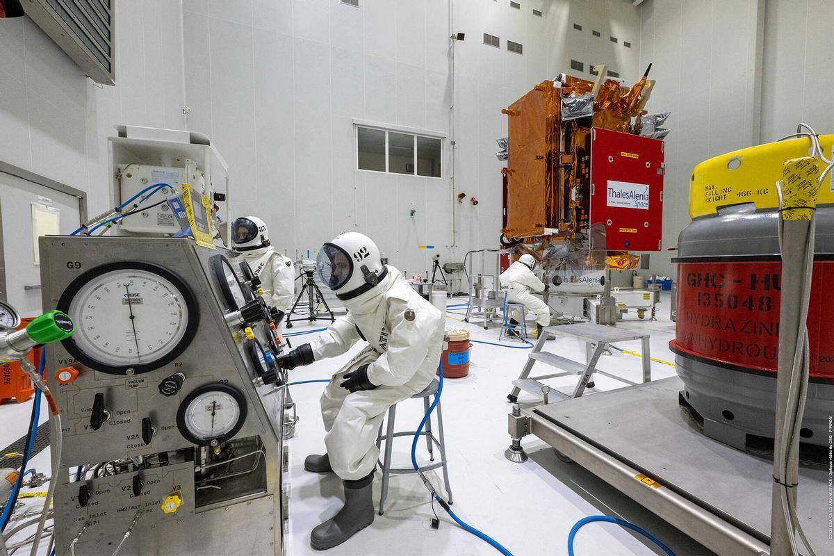 Abastecimiento de combustible del Sentinel-1D en Kourou días antes de su lanzamiento.