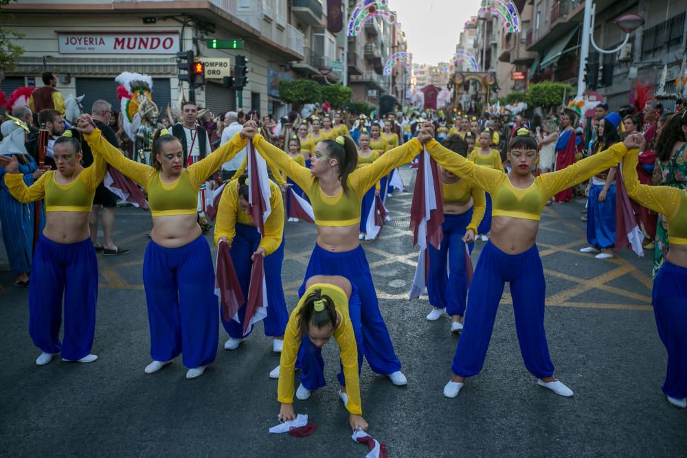 Los Benimerines abren los desfiles con un boato de más de 200 personas marcado por un espectáculo cautivador y las danzas salvajes