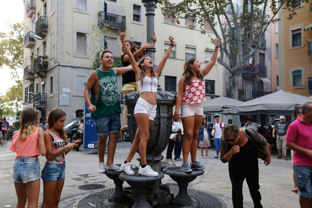 Unos chicos participan en la manifestación de este sábado en la Barceloneta.