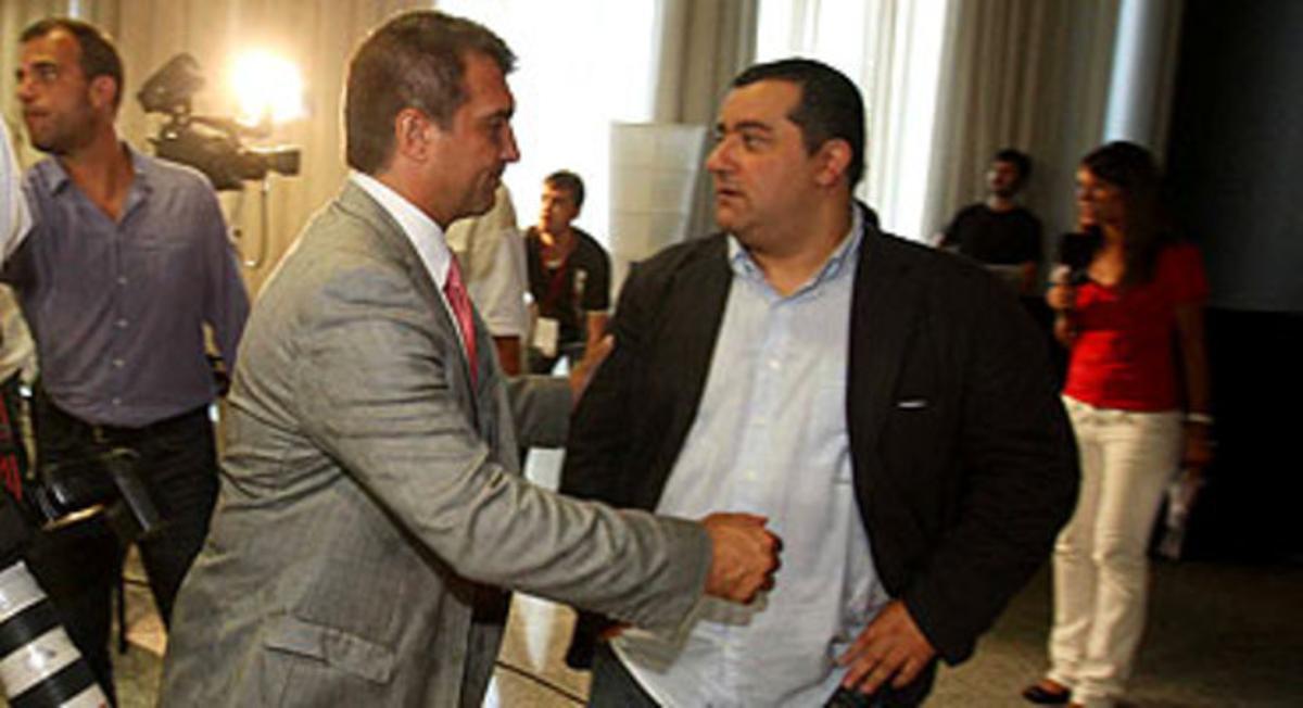 Laporta saluda Raiola durant la presentació d’Ibrahimovic com a jugador del Barça.