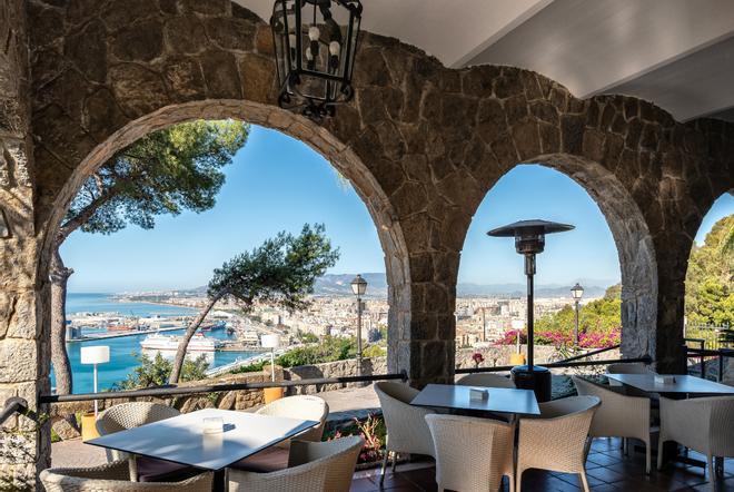 El Parador de Málaga Gibralfaro cuenta la cafetería con mejores vistas de la ciudad.