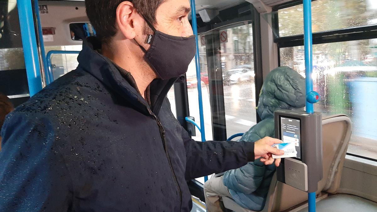 Un usuario utiliza esta mañana la tarjeta TIB en un bus de la EMT.