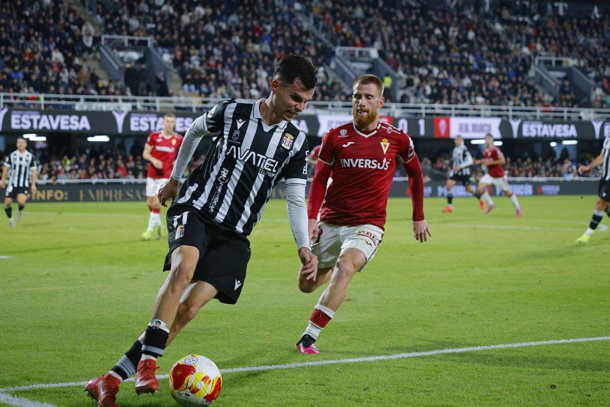 Un momento del partido entre el Real Murcia y el FC Cartagena en el Cartagonova.