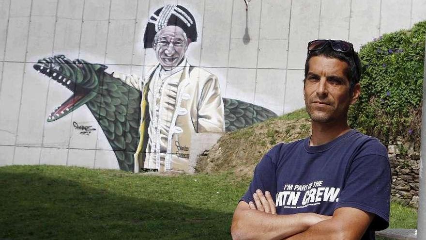 El autor del grafiti, Antonio Barbará &quot;Powone&quot;, ante su obra de seis metros de altura.