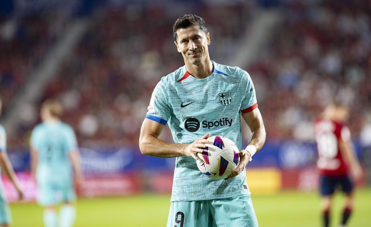 Lewandowski (35 años). El ariete polaco solamente tiene en mente triunfar en Barcelona. Sin embargo, el jugador recibió una oferta árabe estos últimos días de mercado que podría haber hecho replantear su futuro. El propio jugador fue quien rechazó la propuesta incluso antes de que llegase a manos del equipo azulgrana.