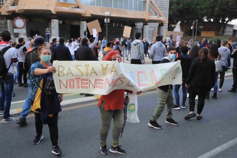 Hosteleros protestan en Cartagena por el cierre de los bares