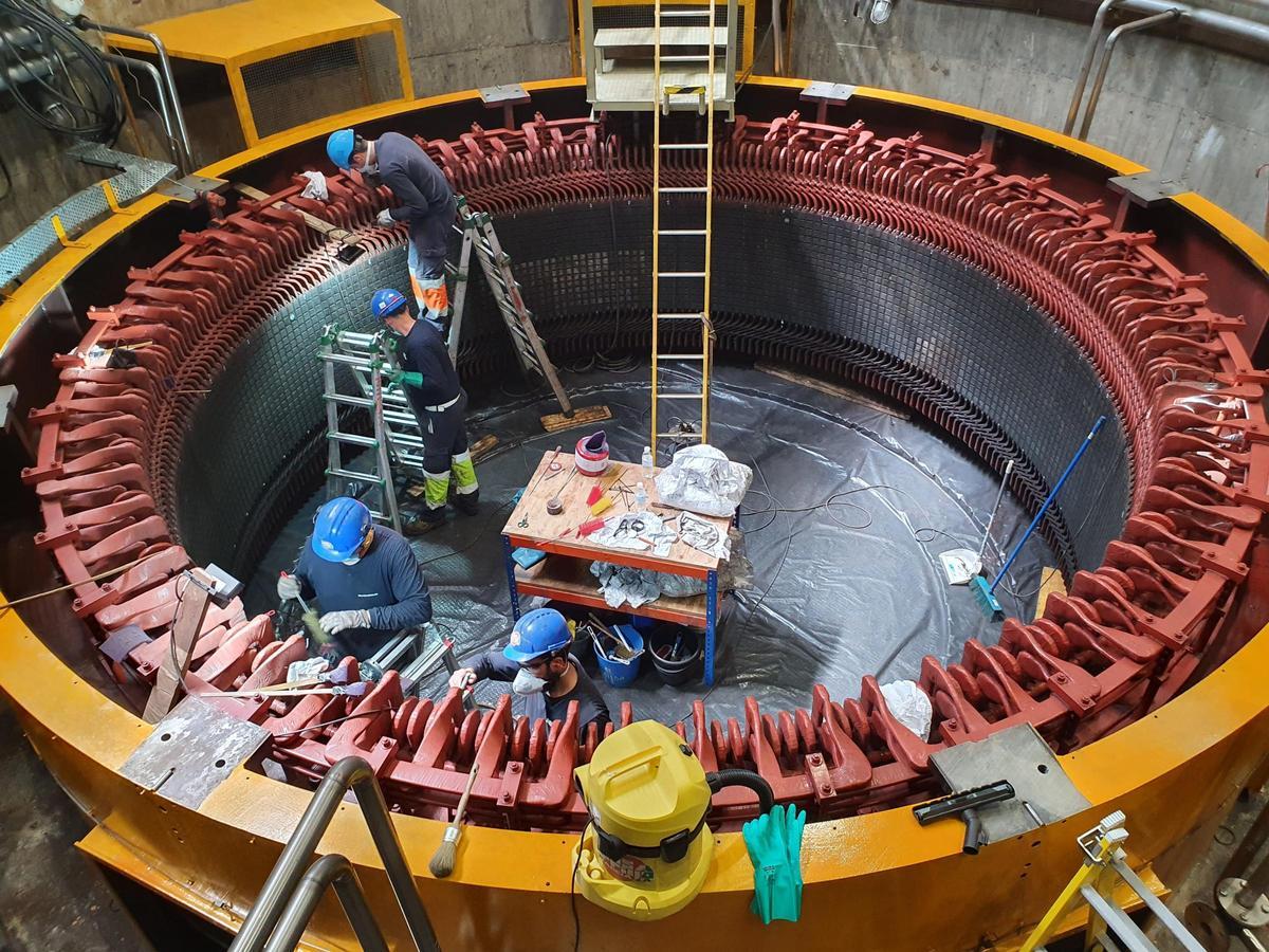Varios empleados de Milsa trabajan en el mantenimiento de una central hidroeléctrica.