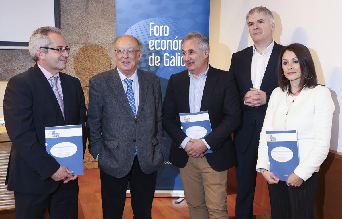 Sánchez, González Laxe, Armesto, Lago Peñas y Lucía Ferreira en Santiago. |  Xoán Rey