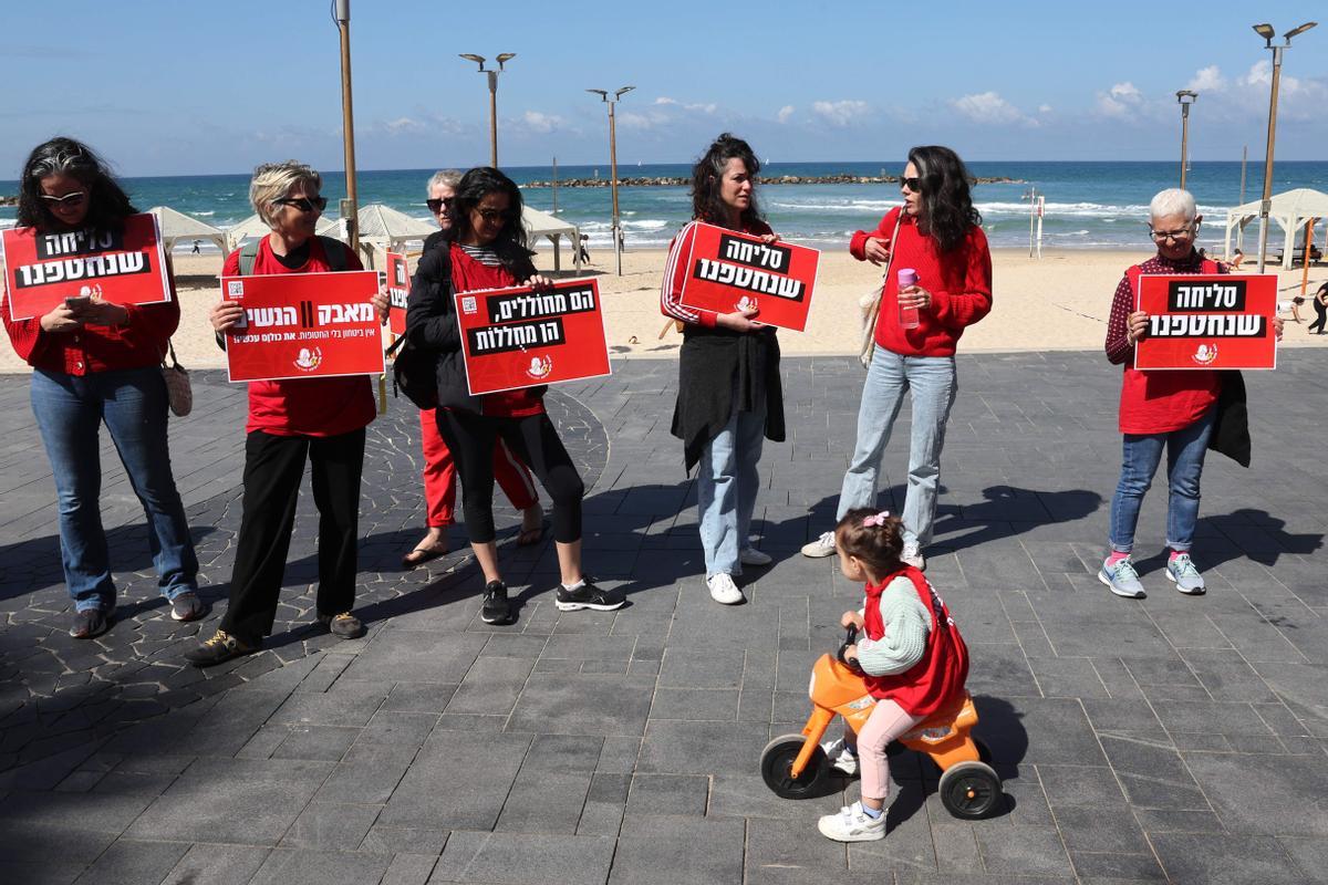 Cadena humana en Tel Aviv con motivo del 8M para pedir la liberación de las mujeres y niñas retenidas por Hamas.