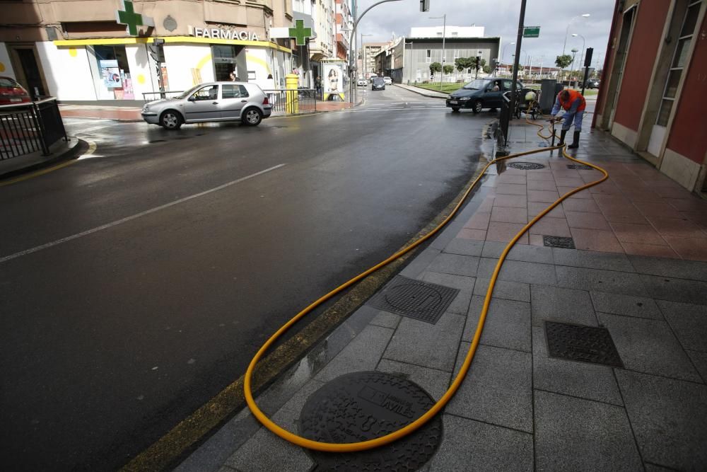 Trabajos de limpieza en la calle Llano Ponte de Avilés tras las inundaciones