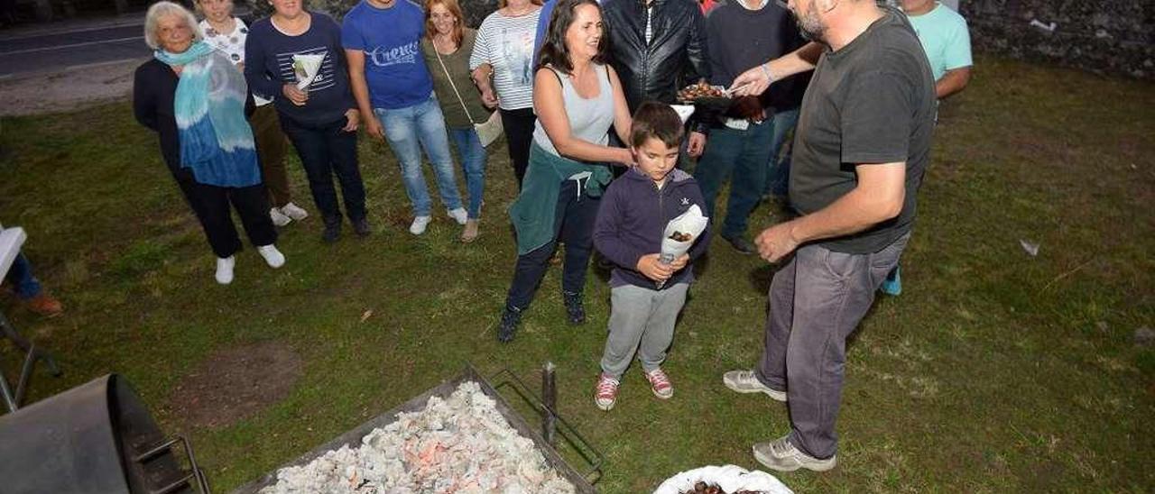 Participantes en el magosto que abrió ayer las jornadas. // Gustavo Santos