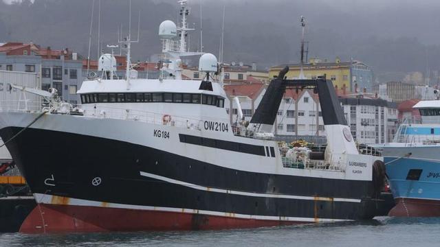 El “Sjúrðarberg”, este jueves en el muelle de Frigoríficos del Morrazo. |   // SANTOS ÁLVAREZ
