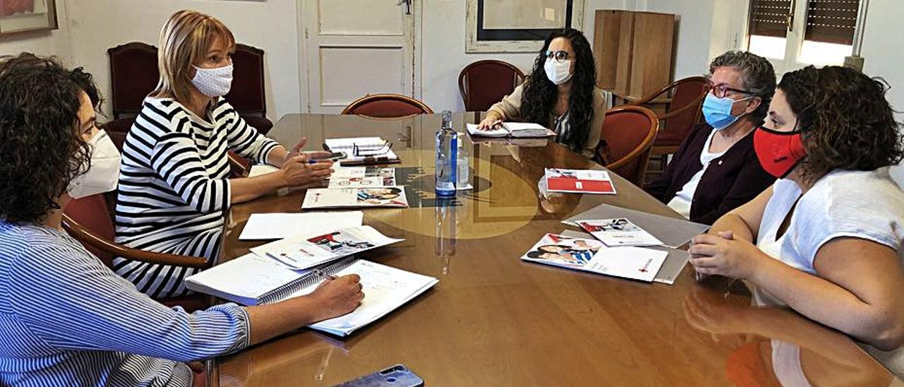 Angulo y representantes de Creu Roja en la reunión.