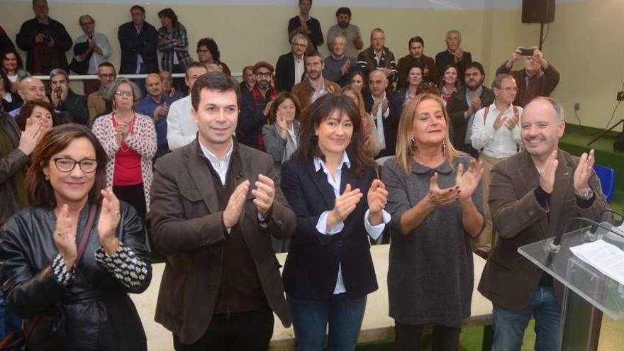 Ainhoa Fervenza, en el centro, junto a Maica Larriba, Gonzalo Caballero, Carmela Silva y Regades. // R.V.