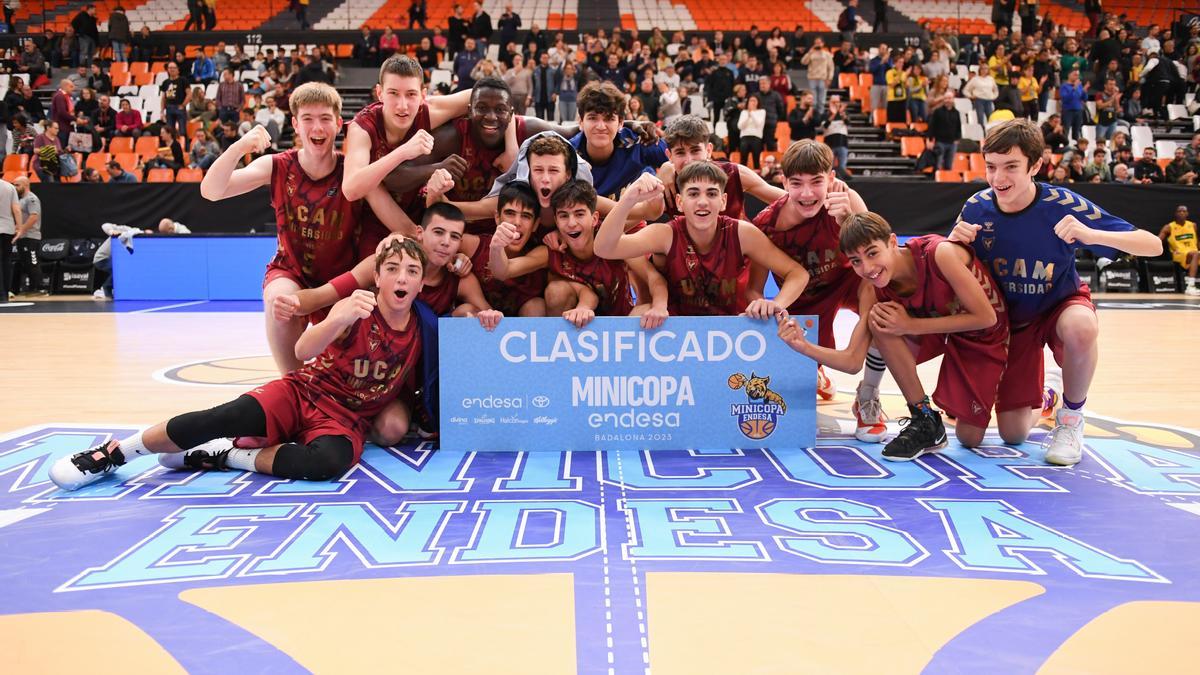 El equipo infantil del UCAM Murcia CB celebrando su pase a la Mini Copa.